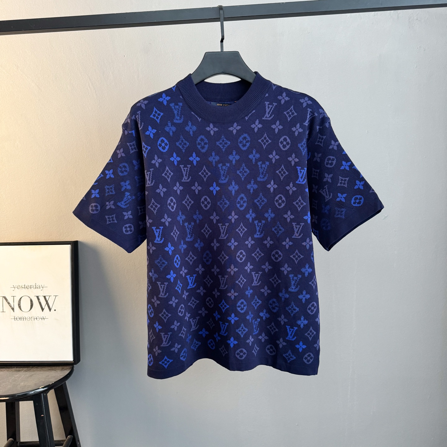 P115 🀄️ Louis Vuitton路易威登 Camiseta de punto de manga corta con estampado jacquard 1V. Exclusivo hilo de algodón peinad…
