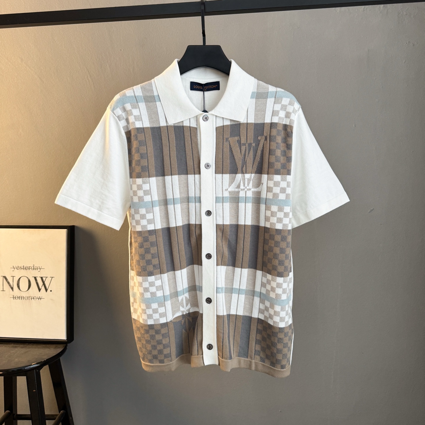 P180 🀄️ Louis Vuitton Luis Vuitton 1v 26SS Camisa de manga corta de punto con incrustaciones de flores y cuadros, desa…