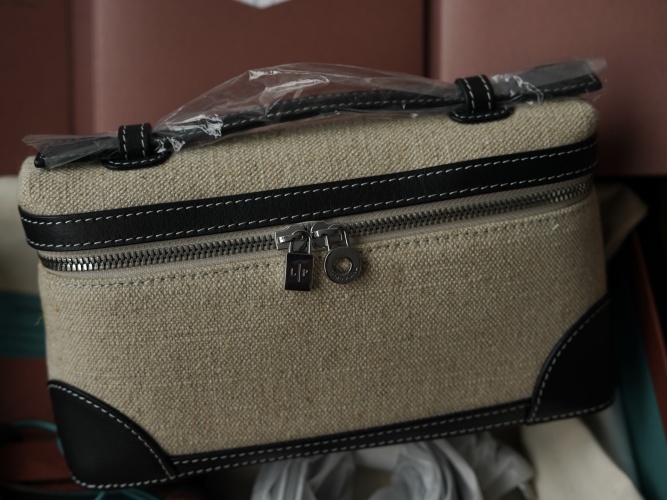 Extra Pocket L19 Handbag, Top-Tier Leather, Elegant Woven Texture, 19cm 1 Extra Pocket L19 Handbag, Top-Tier Leather, Elegant Woven Texture, 19cm