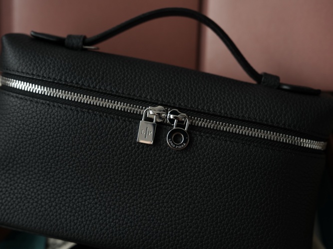 Loro Piana Extra Pocket L19 Clutch: Premium Leather, Elegant Design, and Durability 1 Loro Piana Extra Pocket L19 Clutch: Premium Leather, Elegant Design, and Durability