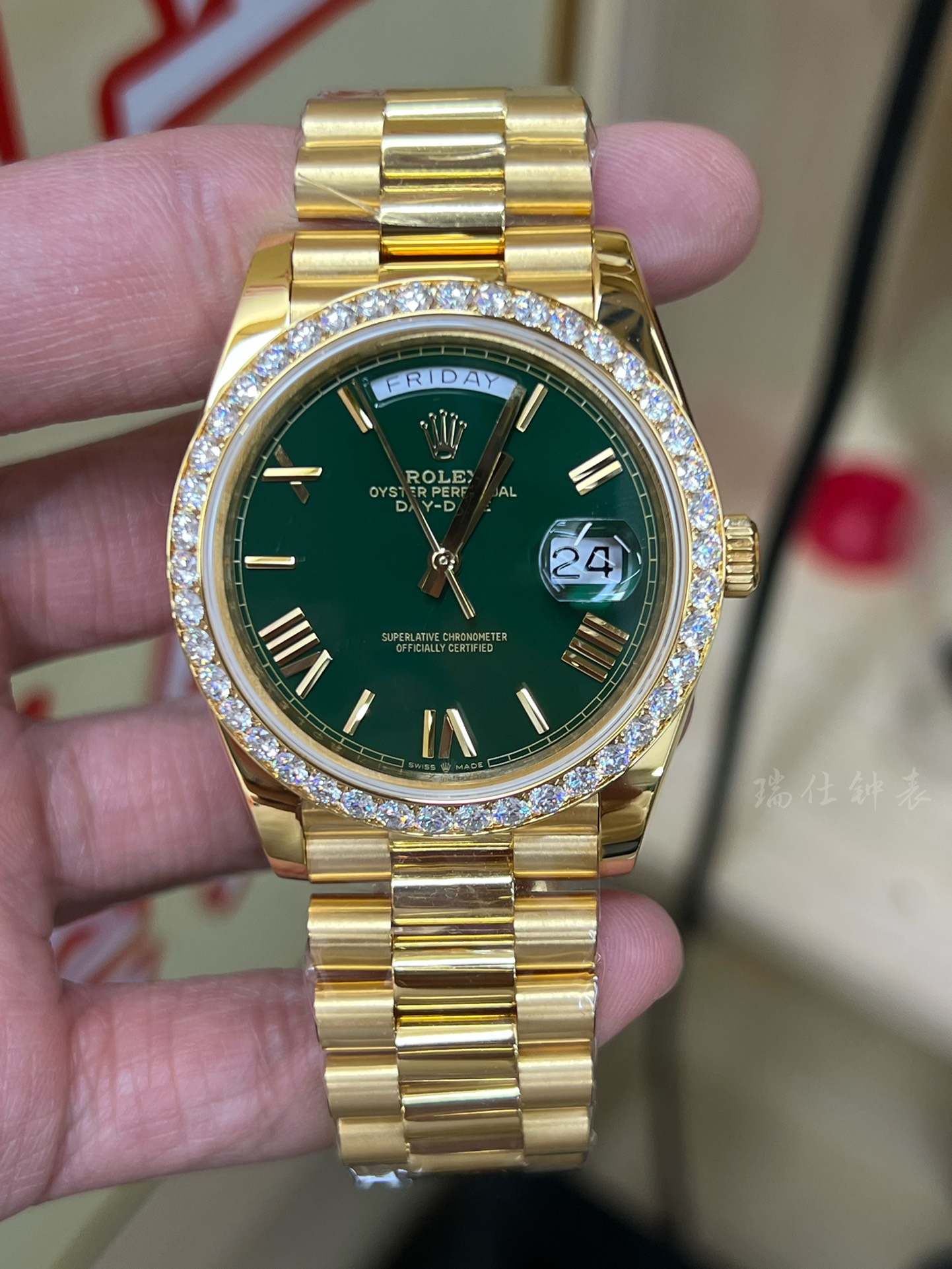 NO:144668,Modified custom spot GM counterweight modified 18K gold version with Mosanite diamonds to ETA2836 movement New gambling table green Rolex week calendar 40mm gold green log ETA2836 movement Automatic machinery Log weekly shape series DD gambling table green surface Gm counterweight version Super pressing feel The whole watch is about 162 grams 40mm diameter 18K gold bag gold real gold thick bag gold bag gold bag gold improve common platinum Rose gold gold color fading common problem Make the wrist express the real 18K gold watch effect farewell to the trouble of fading watch upgrade and modification After adding diamonds Customer order shipment real shot, Rolex, gold19860909改装定制现货GM配重改18K包金版后镶莫桑钻改ETA2836机芯 新款赌桌绿 劳力士星期日历 40mm金绿日志ETA2836机芯 自动机械 日志星期形系列 DD赌桌绿面 Gm配重版 超级压手感 整表约162克 40mm表径18K包黄金 真金厚包金 包金改善普遍白金 玫瑰金 黄金 掉色通病 使腕表达到真正18K金表效果 告别褪色烦恼 腕表升级改装 后加钻 客定出货实拍,,rolex,gold,Watch
