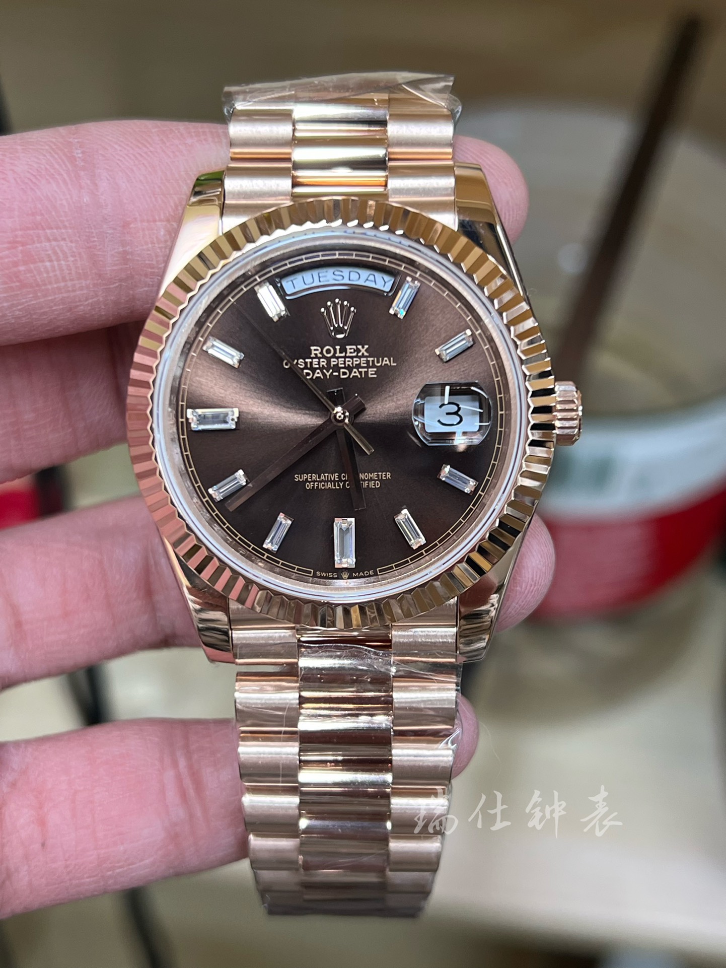 NO:144914,Modified custom modified 18K bag of rose gold GM counterweight V3 version Moissan diamond behind dial Rolex weekly calendar 40mm coffee log 2836 movement Automatic machinery Log weekly shape series DD Gm counterweight version Super pressing feel The whole watch is about 176 grams 40mm diameter 18K bag of rose gold Real gold thick bag gold bag gold bag gold improves common platinum Rose gold gold color fading common problem Make the wrist express the real 18K gold watch effect farewell to the trouble of fading watch upgrade and modification After adding diamonds Customer order shipment real shot, Rolex, gold19860909改装定制改18K包玫瑰金 GM配重V3版 表盘后镶莫桑钻 劳力士星期日历 40mm咖啡日志 2836机芯 自动机械 日志星期形系列 DD Gm配重版 超级压手感 整表约176克 40mm表径18K包玫瑰金 真金厚包金 包金改善普遍白金 玫瑰金 黄金 掉色通病 使腕表达到真正18K金表效果 告别褪色烦恼 腕表升级改装 后加钻 客定出货实拍,,rolex,gold,Watch