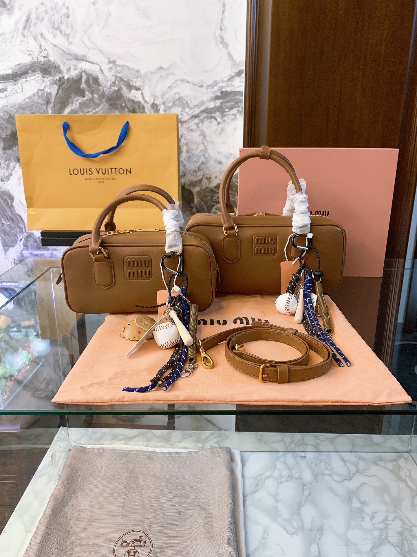 💰385/💰380全套礼盒 MIU MIU缪缪 Arcadie系列 保龄球包单肩斜挎手提包 复古,时尚,可爱,把所有美的元素都集体在中号包包的身上了。美拉德焦糖颜色。把秋天的针织和大衣,连衣裙,短裙搭配得超文艺,复古,时尚,气质,美美哒。纯牛皮材质,奶乎乎,软绵绵,容量也是足够了,日常生活用品轻松纳入。 尺寸:28-7-13/22-7-12