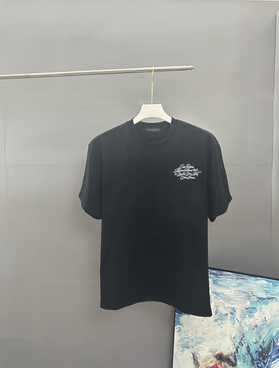 P70 LOUIS VUITTON Bordado Louis Vuitton 2025 La camiseta clásica de manga corta con cuello redondo de primavera y veran…