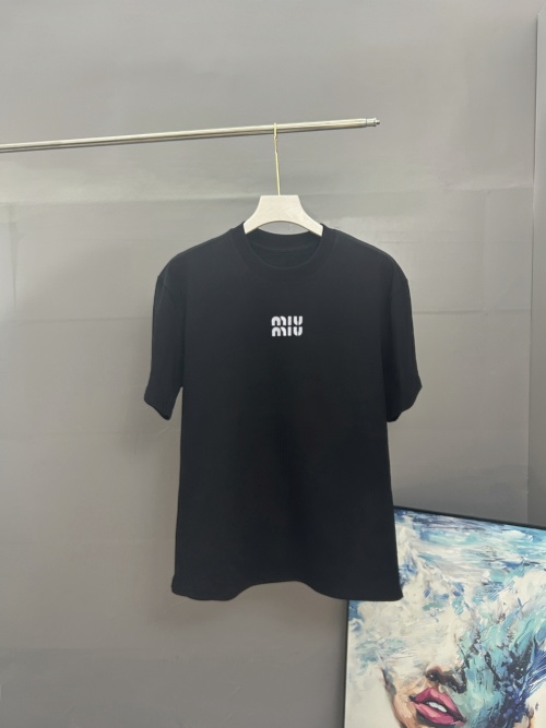 Miu Miu 2025 Spring/Summer Classic Printed Crew Neck Short Sleeve T-Shirt 1 Miu Miu 2025 Spring/Summer Classic Printed Crew Neck Short Sleeve T-Shirt