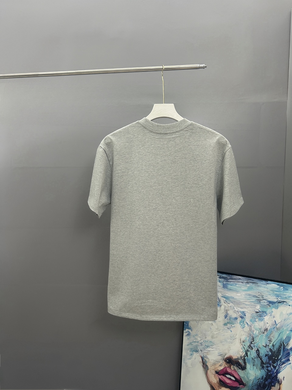 P115
MiuMiu 2025春夏经典印花圆领短袖T恤采用280克双纱精棉，衣服偏厚使整体高透气和柔软性，高版本，三标齐全！男女同款
颜色：白色  黑色 灰色

-尺码：S  M  L  XL