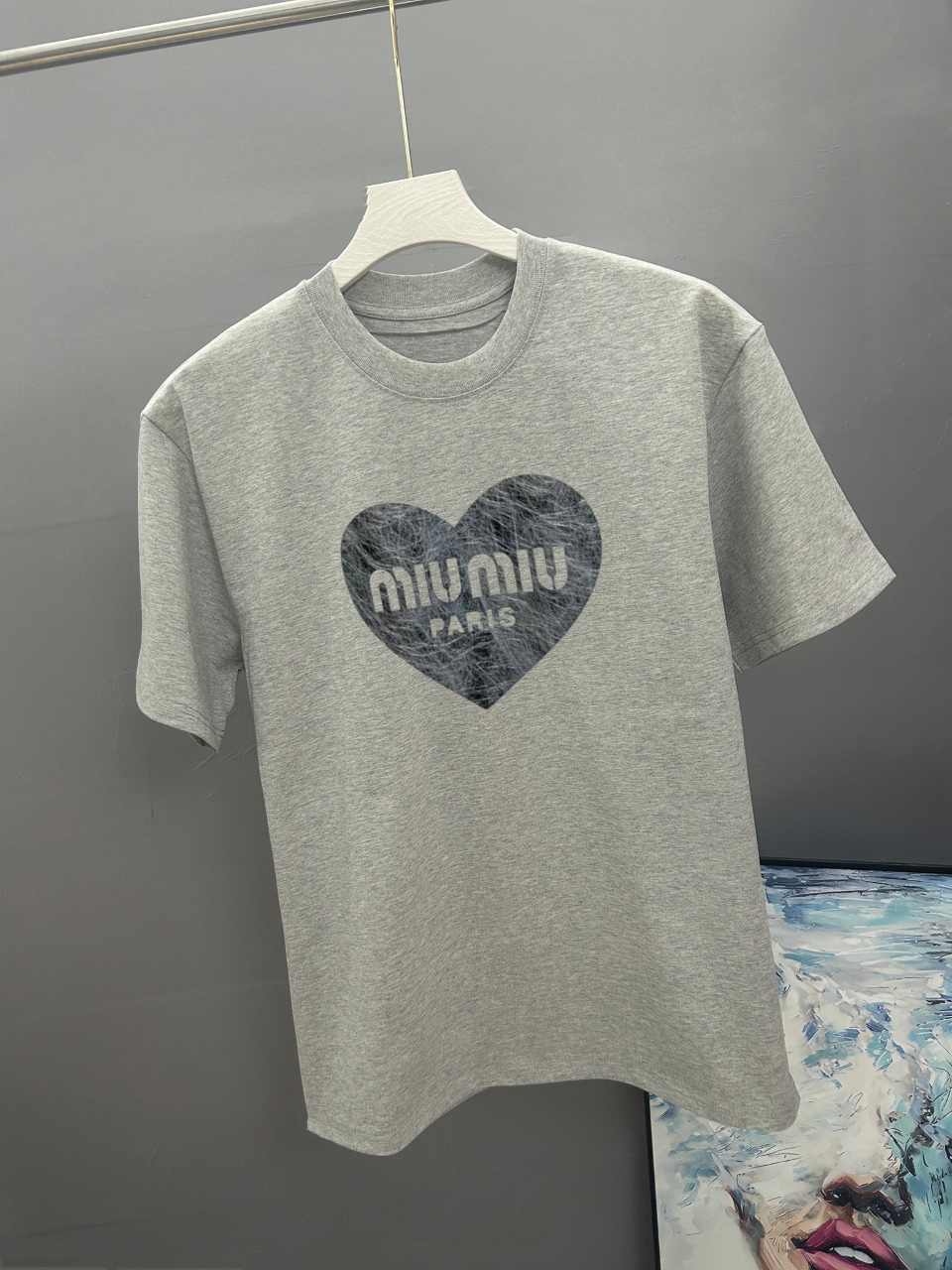 P115
MiuMiu 2025春夏经典印花圆领短袖T恤采用280克双纱精棉，衣服偏厚使整体高透气和柔软性，高版本，三标齐全！男女同款
颜色：白色  黑色 灰色

-尺码：S  M  L  XL