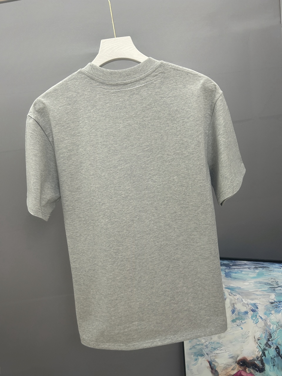 P115
MiuMiu 2025春夏经典印花圆领短袖T恤采用280克双纱精棉，衣服偏厚使整体高透气和柔软性，高版本，三标齐全！男女同款
颜色：白色  黑色 灰色

-尺码：S  M  L  XL
