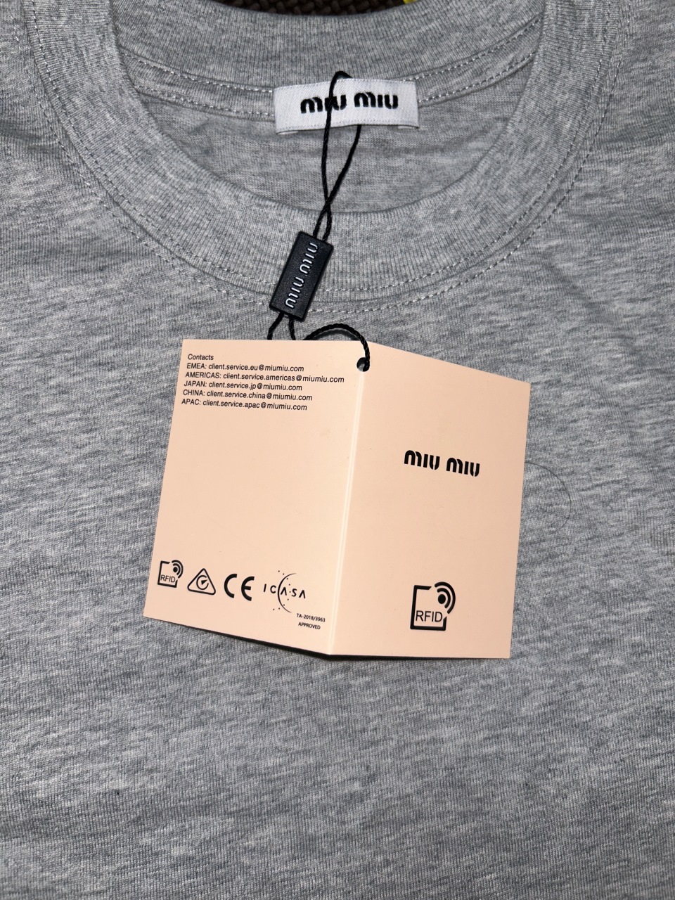 P115
MiuMiu 2025春夏经典印花圆领短袖T恤采用280克双纱精棉，衣服偏厚使整体高透气和柔软性，高版本，三标齐全！男女同款
颜色：白色  黑色 灰色

-尺码：S  M  L  XL