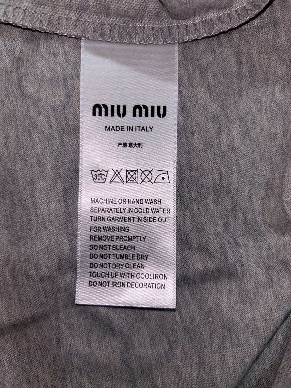 P115
MiuMiu 2025春夏经典印花圆领短袖T恤采用280克双纱精棉，衣服偏厚使整体高透气和柔软性，高版本，三标齐全！男女同款
颜色：白色  黑色 灰色

-尺码：S  M  L  XL