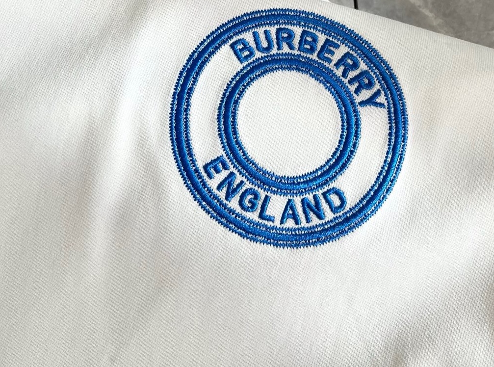 P115
BURBERRY巴宝莉 刺绣款 2025春夏经典圆领短袖T恤采用280克双纱精棉，衣服偏厚使整体高透气和柔软性，高版本，三标齐全！男女同款
颜色：白色  黑色 灰色

-尺码：S  M  L  XL