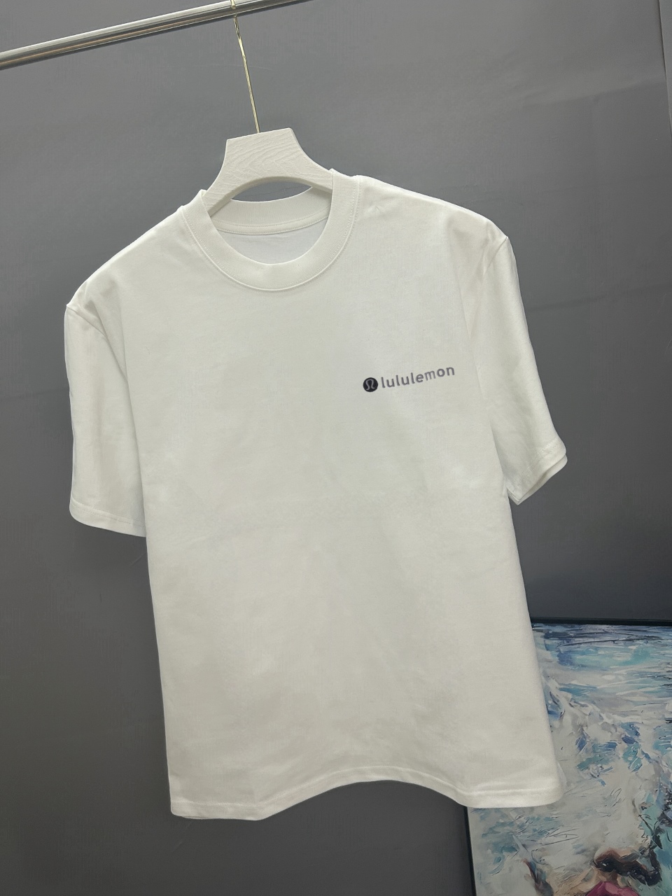 P115
lululemon露露 刺绣款 2025春夏经典圆领短袖T恤采用280克双纱精棉，衣服偏厚使整体高透气和柔软性，三标齐全！男女同款
颜色：白色 黑色 灰色

-尺码：S  M  L  X