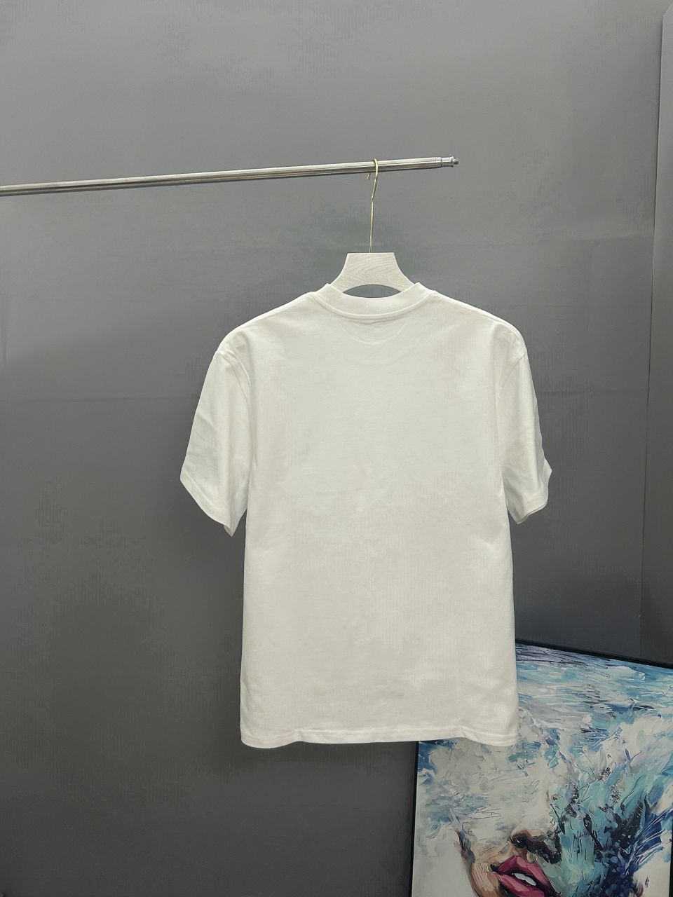 P95
BURBERRY巴宝莉 刺绣款 2025春夏经典圆领短袖T恤采用280克双纱精棉，衣服偏厚使整体高透气和柔软性，高版本，三标齐全！男女同款
颜色：白色  黑色 灰色 杏色

-尺码：S  M  L  XL