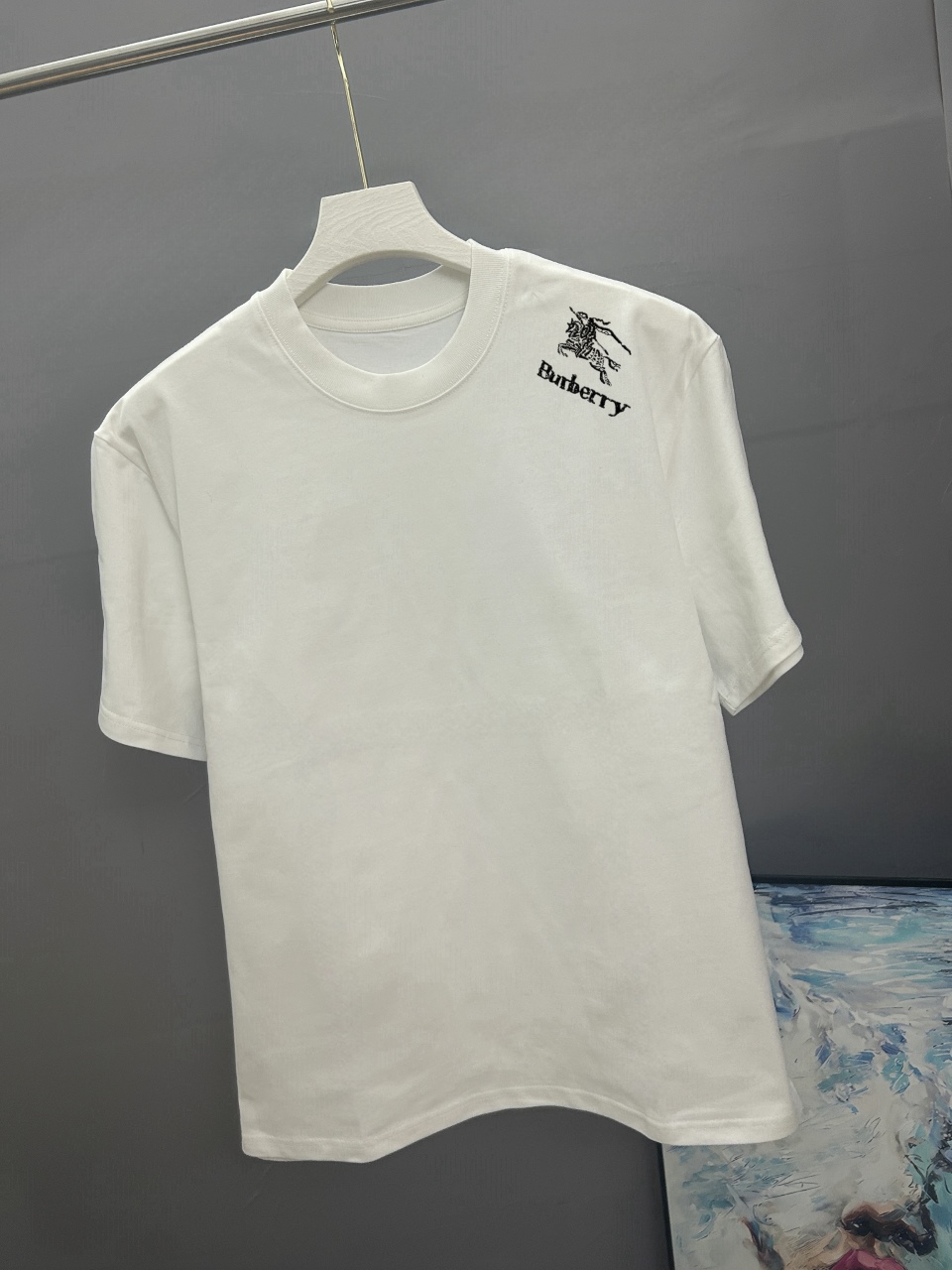 P95
BURBERRY巴宝莉 刺绣款 2025春夏经典圆领短袖T恤采用280克双纱精棉，衣服偏厚使整体高透气和柔软性，高版本，三标齐全！男女同款
颜色：白色  黑色 灰色 杏色

-尺码：S  M  L  XL