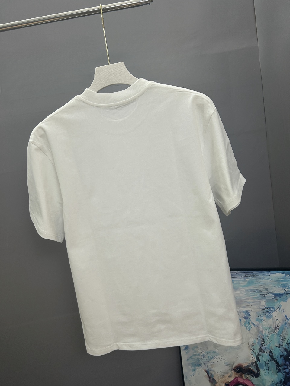 P95
BURBERRY巴宝莉 刺绣款 2025春夏经典圆领短袖T恤采用280克双纱精棉，衣服偏厚使整体高透气和柔软性，高版本，三标齐全！男女同款
颜色：白色  黑色 灰色 杏色

-尺码：S  M  L  XL