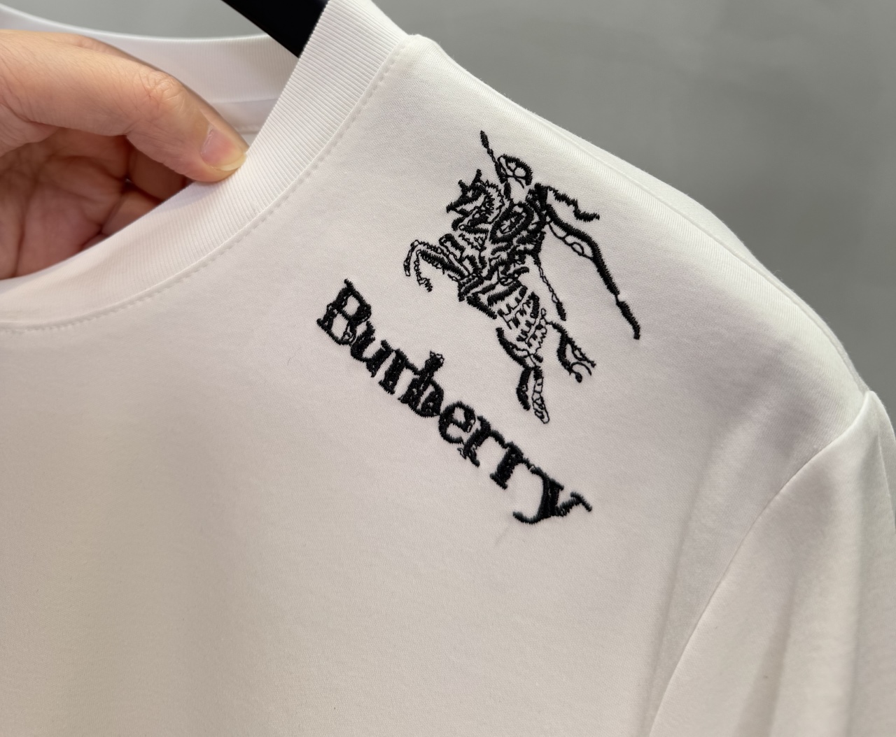 P95
BURBERRY巴宝莉 刺绣款 2025春夏经典圆领短袖T恤采用280克双纱精棉，衣服偏厚使整体高透气和柔软性，高版本，三标齐全！男女同款
颜色：白色  黑色 灰色 杏色

-尺码：S  M  L  XL