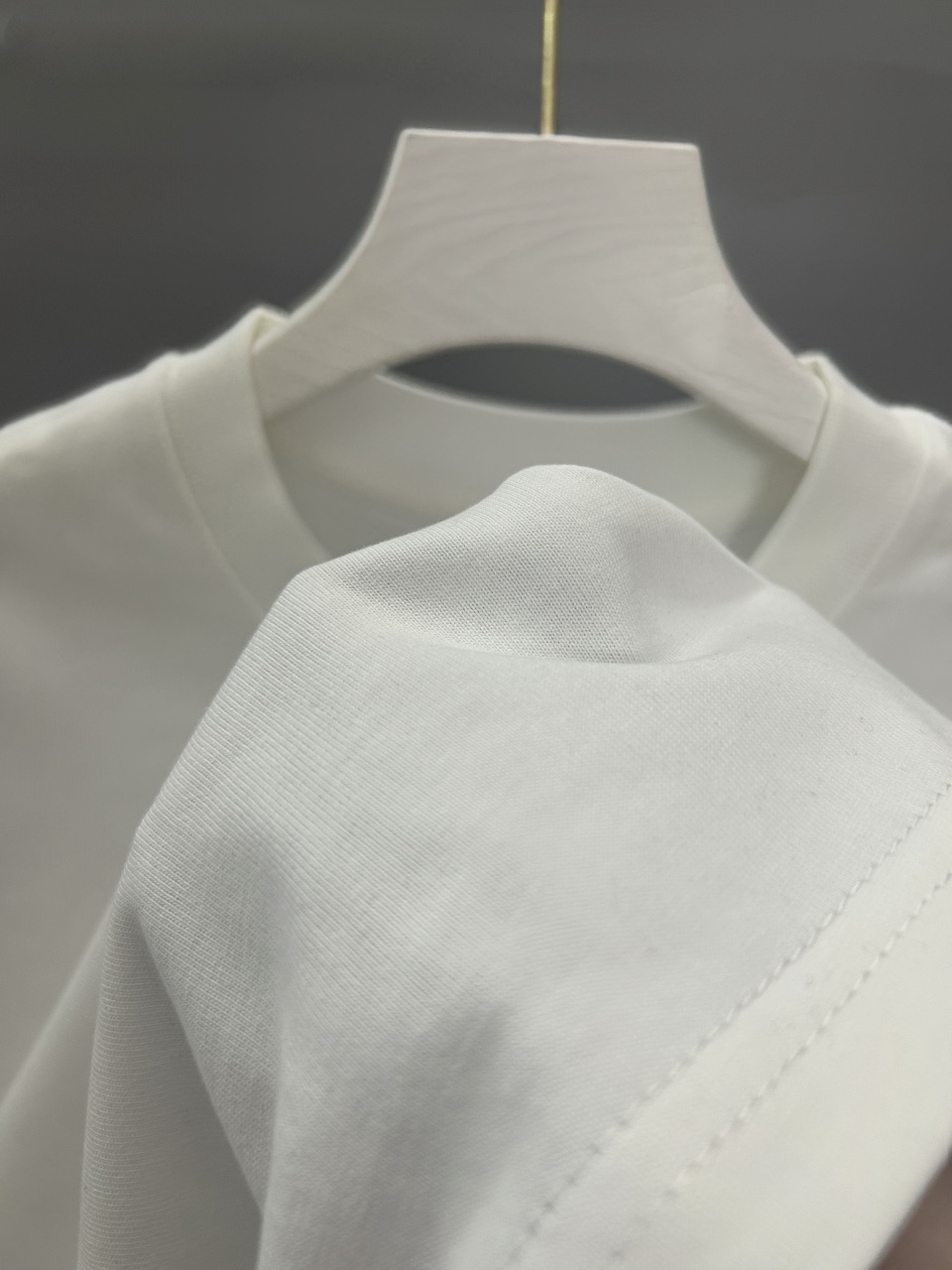 P95
BURBERRY巴宝莉 刺绣款 2025春夏经典圆领短袖T恤采用280克双纱精棉，衣服偏厚使整体高透气和柔软性，高版本，三标齐全！男女同款
颜色：白色  黑色 灰色 杏色

-尺码：S  M  L  XL