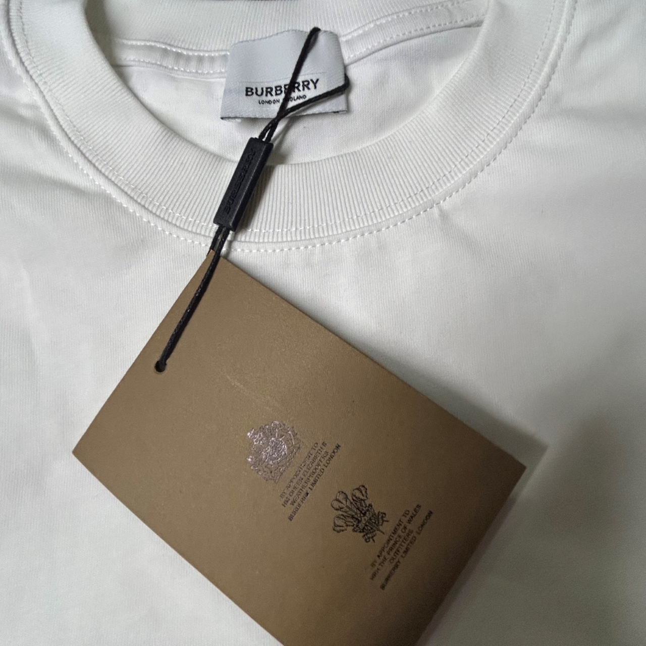 P95
BURBERRY巴宝莉 刺绣款 2025春夏经典圆领短袖T恤采用280克双纱精棉，衣服偏厚使整体高透气和柔软性，高版本，三标齐全！男女同款
颜色：白色  黑色 灰色 杏色

-尺码：S  M  L  XL