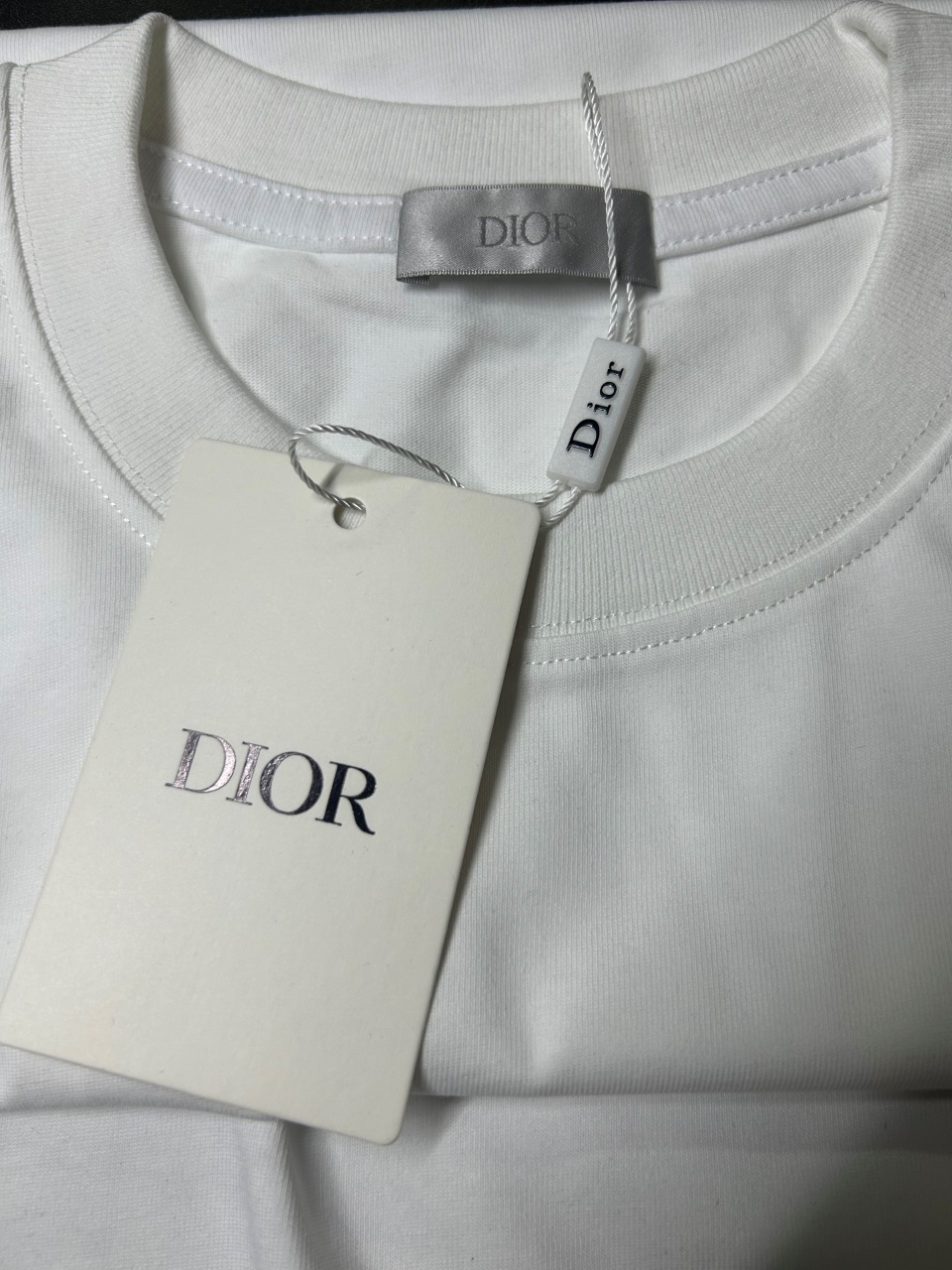P95
DIOR迪奥 刺绣款 2025春夏经典圆领短袖T恤采用280克双纱精棉，衣服偏厚使整体高透气和柔软性，高版本，三标齐全！男女同款
颜色：白色 黑色 灰色 杏色

-尺码：S  M  L  XL