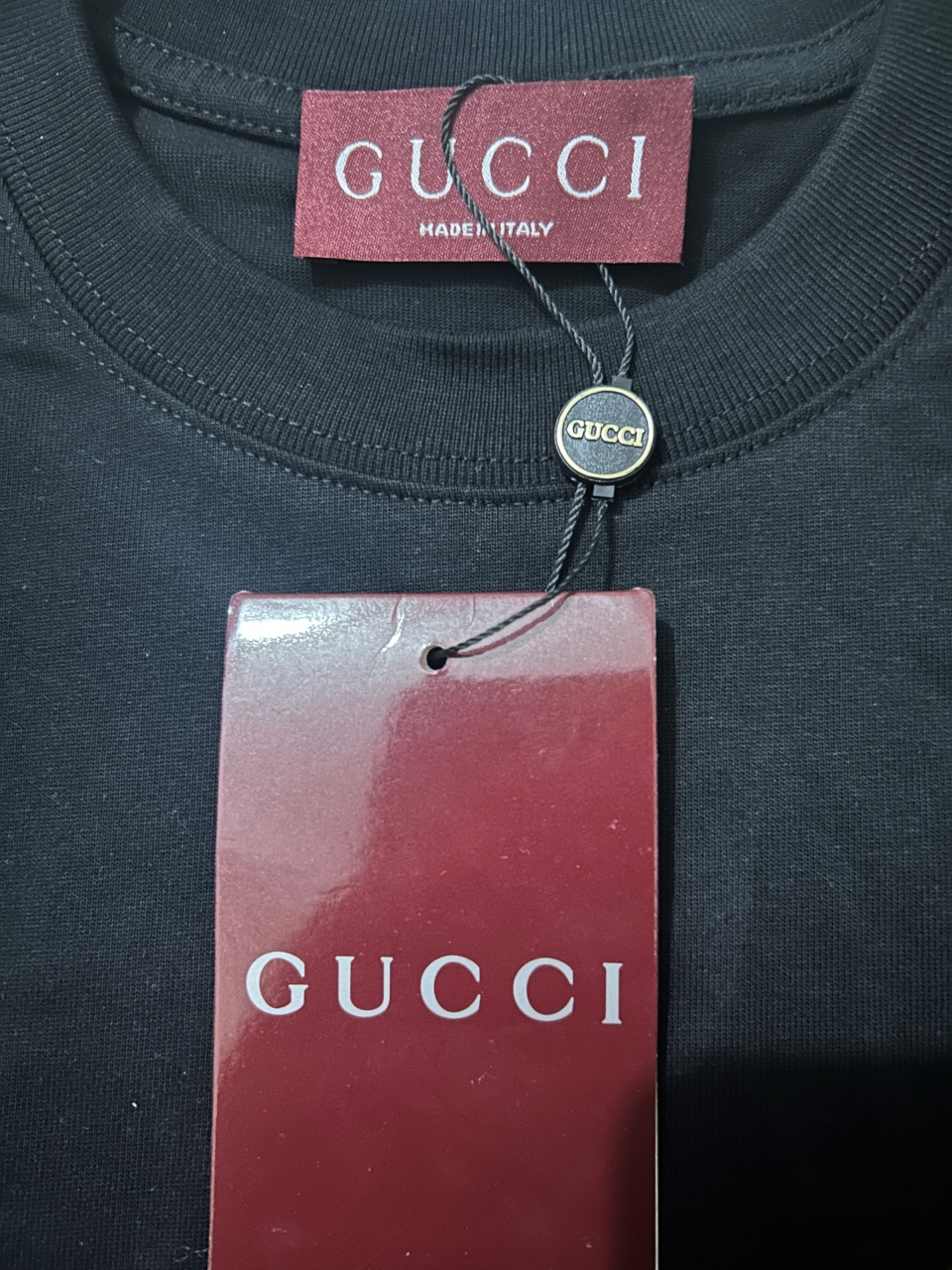 P90
GUCCI古奇 刺绣款 2025春夏经典圆领无袖背心采用280克双纱精棉，衣服偏厚使整体高透气和柔软性，高版本，三标齐全！男女同款
颜色：白色  黑色

-尺码：S  M  L  XL