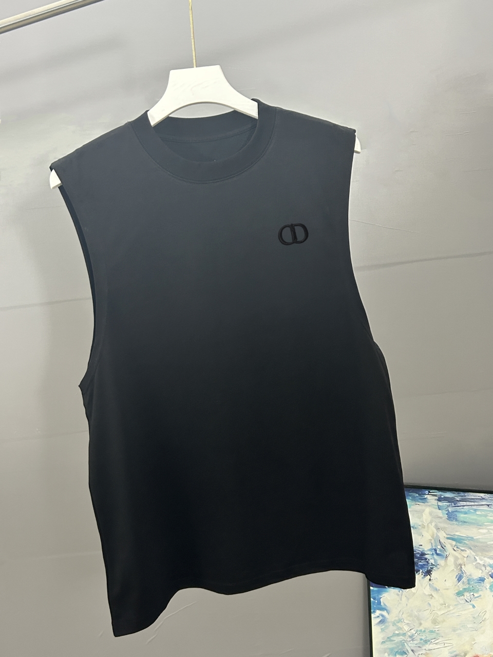 P90
DIOR迪奥 刺绣款 2025春夏经典圆领无袖背心采用280克双纱精棉，衣服偏厚使整体高透气和柔软性，高版本，三标齐全！男女同款
颜色：白色 黑色

-尺码：S  M  L  XL