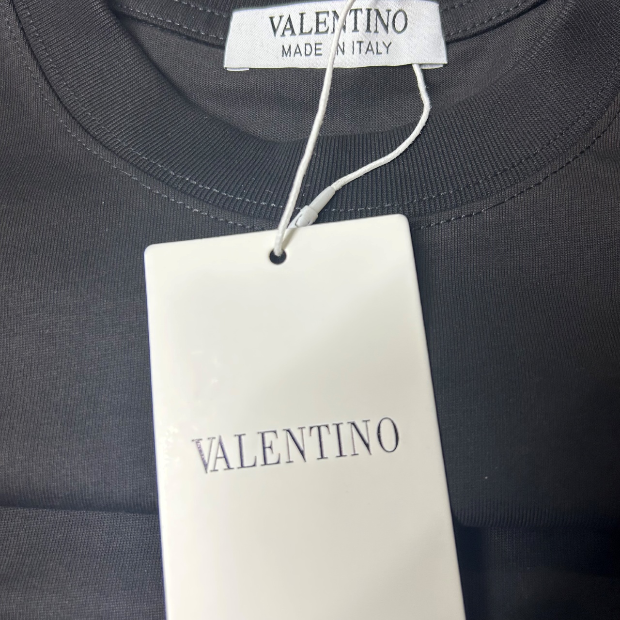 P90
VALENTNO华伦天奴 刺绣款 2025春夏经典圆领无袖背心采用280克双纱精棉，衣服偏厚使整体高透气和柔软性，高版本，三标齐全！男女同款
颜色：白色 黑色

-尺码：S  M  L  XL