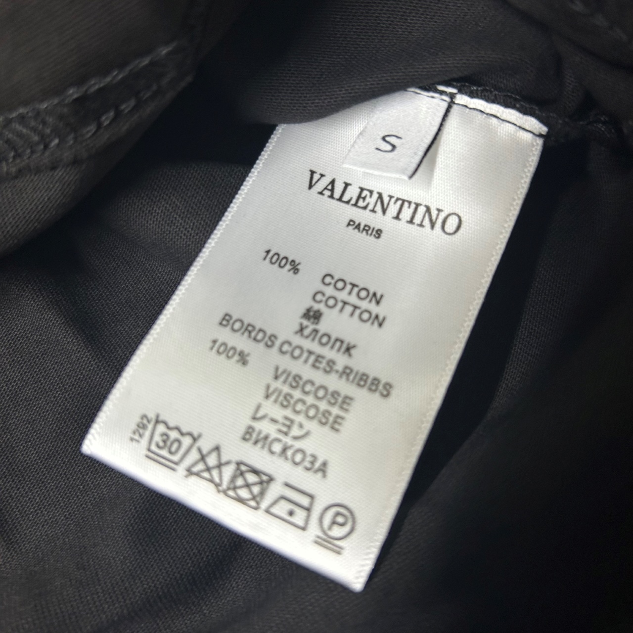 P90
VALENTNO华伦天奴 刺绣款 2025春夏经典圆领无袖背心采用280克双纱精棉，衣服偏厚使整体高透气和柔软性，高版本，三标齐全！男女同款
颜色：白色 黑色

-尺码：S  M  L  XL