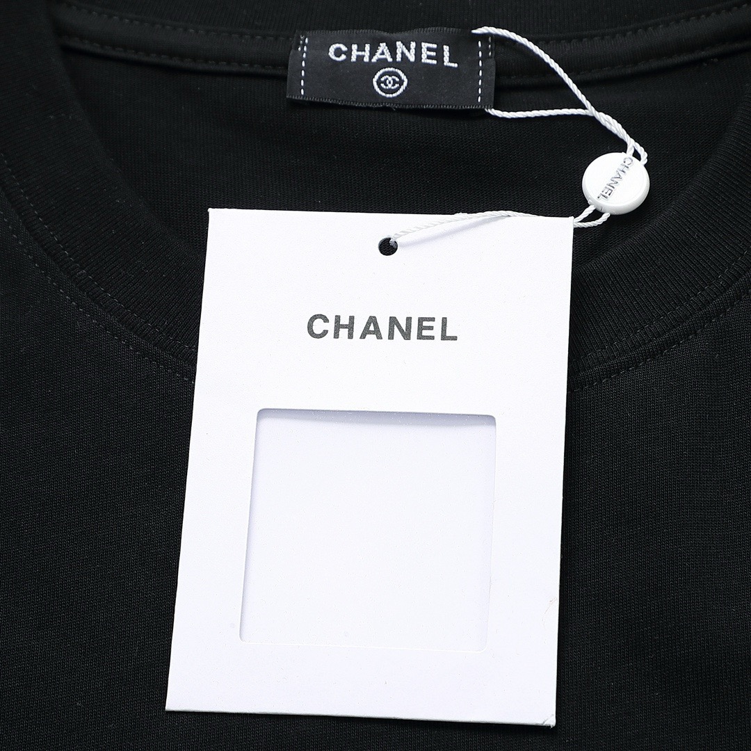 P90
CHANEL 香奈儿 刺绣款 2025春夏经典圆领无袖背心采用280克双纱精棉，衣服偏厚使整体高透气和柔软性，高版本，三标齐全！男女同款
颜色：白色 黑色 灰色

-尺码：S  M  L  XL