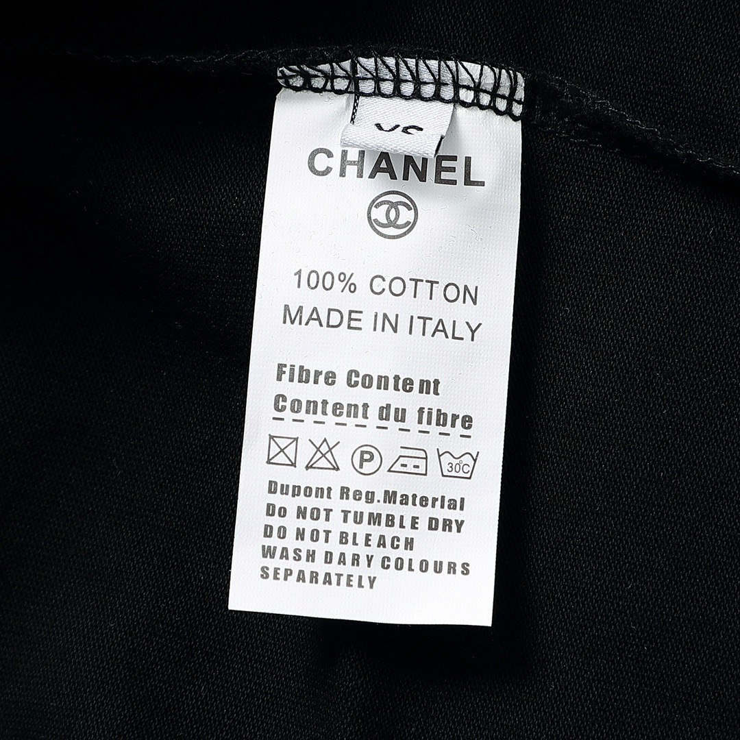 P90
CHANEL 香奈儿 刺绣款 2025春夏经典圆领无袖背心采用280克双纱精棉，衣服偏厚使整体高透气和柔软性，高版本，三标齐全！男女同款
颜色：白色 黑色 灰色

-尺码：S  M  L  XL