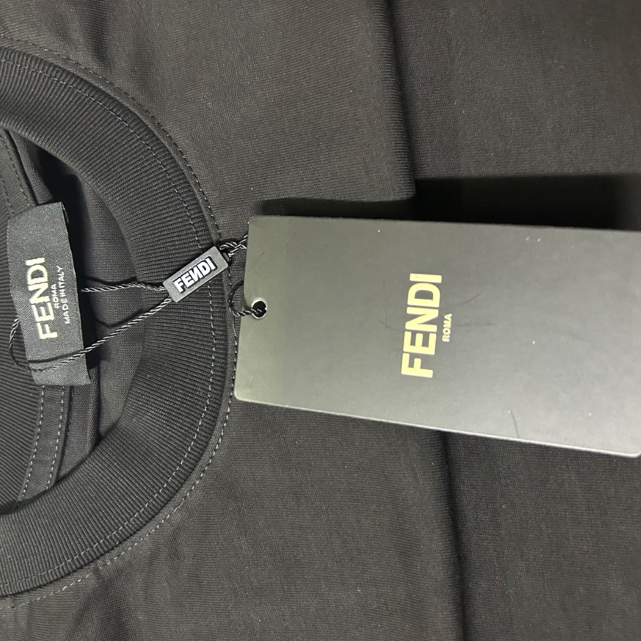 P90
fendi芬迪 刺绣款 2025春夏经典圆领无袖背心采用280克双纱精棉，衣服偏厚使整体高透气和柔软性，高版本，三标齐全！男女同款
颜色：白色 黑色

-尺码：S  M  L  XL