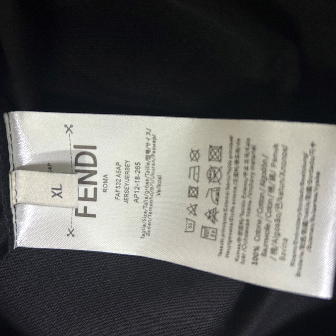 P90
fendi芬迪 刺绣款 2025春夏经典圆领无袖背心采用280克双纱精棉，衣服偏厚使整体高透气和柔软性，高版本，三标齐全！男女同款
颜色：白色 黑色

-尺码：S  M  L  XL