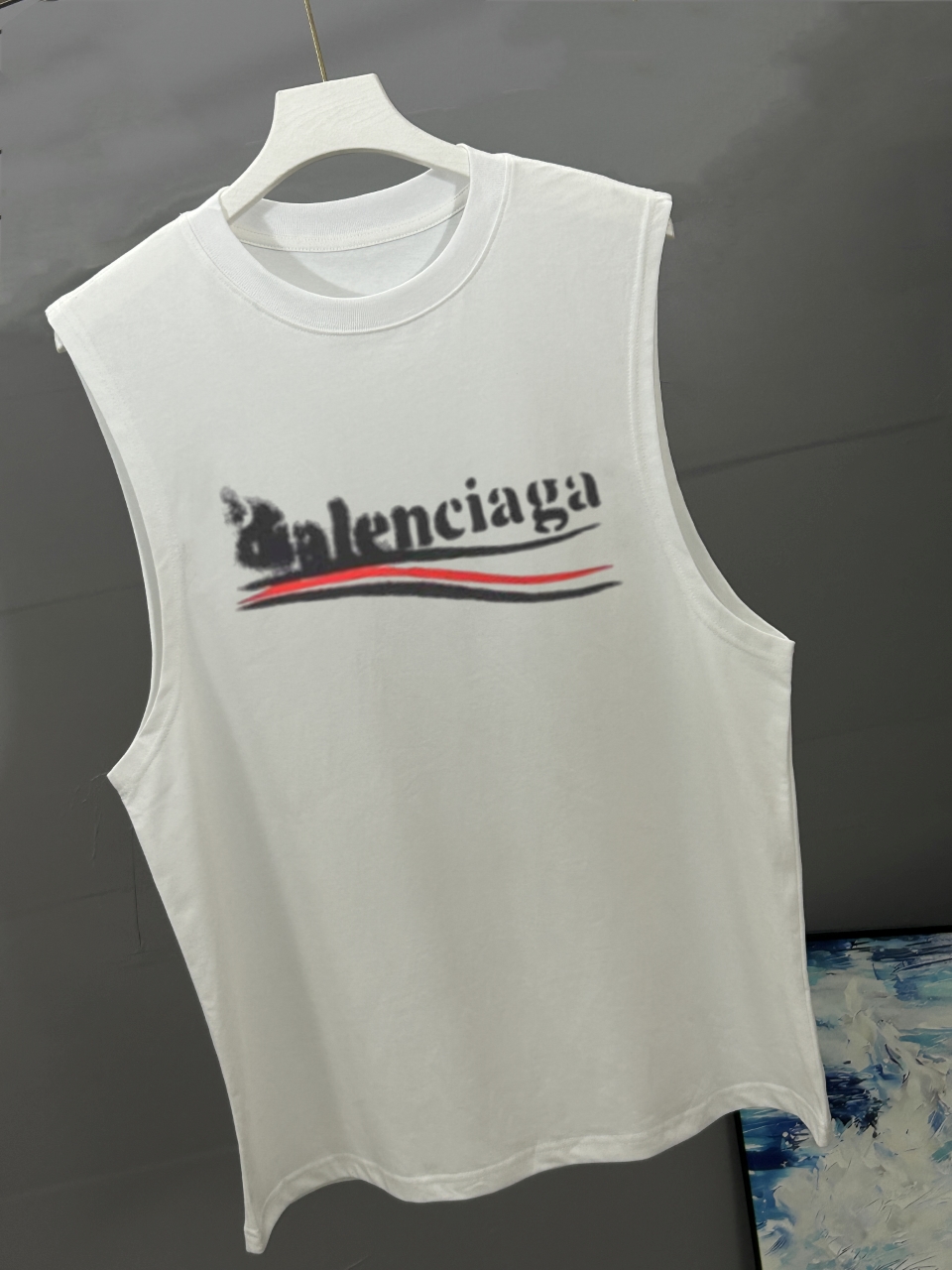 P90
BALENCIAGA巴黎世家 2025春夏经典圆领无袖背心采用280克双纱精棉，衣服偏厚使整体高透气和柔软性，高版本，三标齐全！男女同款
颜色：白色 黑色

-尺码：S  M  L  XL