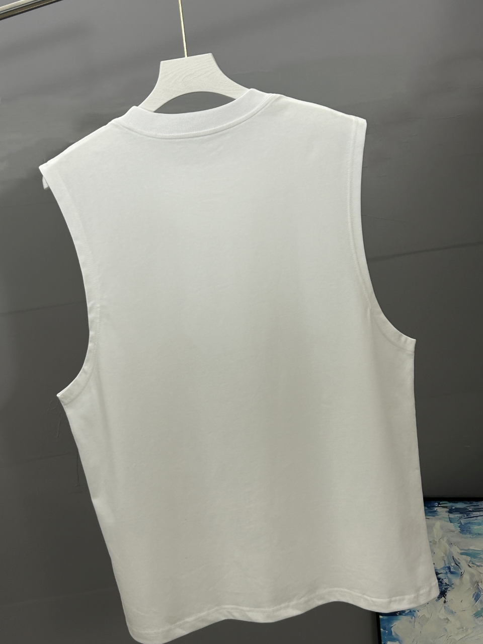 P90
BALENCIAGA巴黎世家 2025春夏经典圆领无袖背心采用280克双纱精棉，衣服偏厚使整体高透气和柔软性，高版本，三标齐全！男女同款
颜色：白色 黑色

-尺码：S  M  L  XL