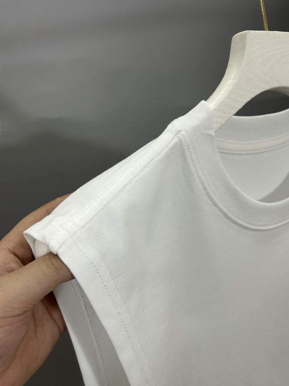 P90
BALENCIAGA巴黎世家 2025春夏经典圆领无袖背心采用280克双纱精棉，衣服偏厚使整体高透气和柔软性，高版本，三标齐全！男女同款
颜色：白色 黑色

-尺码：S  M  L  XL
