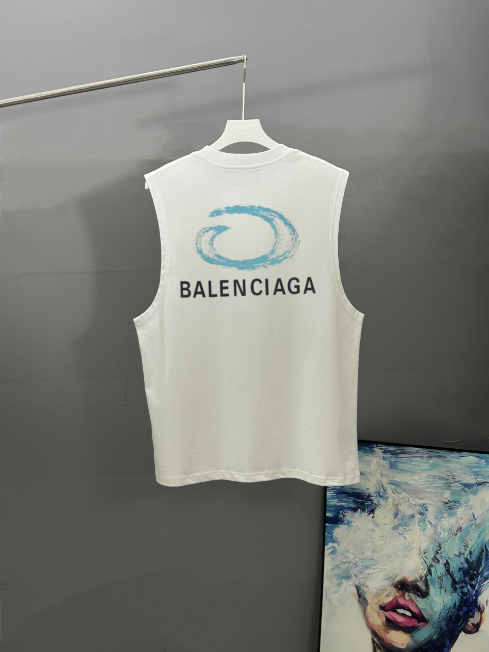 P90
BALENCIAGA巴黎世家 2025春夏经典圆领无袖背心采用280克双纱精棉，衣服偏厚使整体高透气和柔软性，高版本，三标齐全！男女同款
颜色：白色 黑色

-尺码：S  M  L  XL