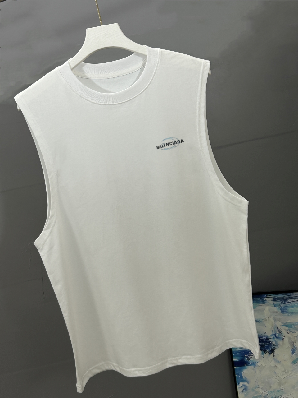 P90
BALENCIAGA巴黎世家 2025春夏经典圆领无袖背心采用280克双纱精棉，衣服偏厚使整体高透气和柔软性，高版本，三标齐全！男女同款
颜色：白色 黑色

-尺码：S  M  L  XL