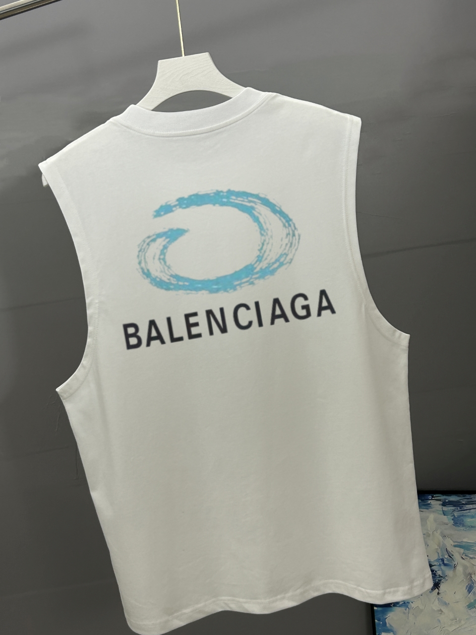 P90
BALENCIAGA巴黎世家 2025春夏经典圆领无袖背心采用280克双纱精棉，衣服偏厚使整体高透气和柔软性，高版本，三标齐全！男女同款
颜色：白色 黑色

-尺码：S  M  L  XL