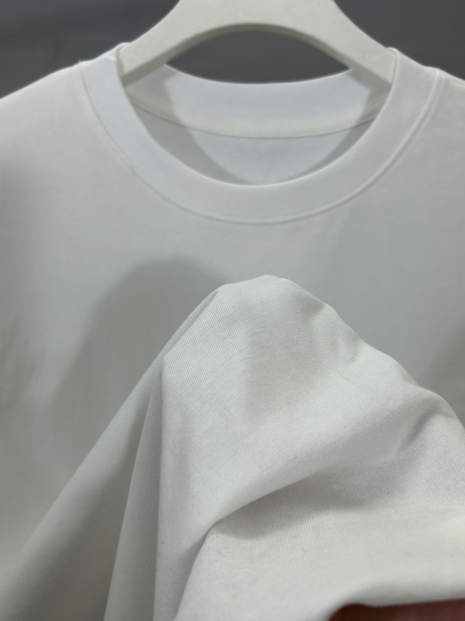 P90
BALENCIAGA巴黎世家 2025春夏经典圆领无袖背心采用280克双纱精棉，衣服偏厚使整体高透气和柔软性，高版本，三标齐全！男女同款
颜色：白色 黑色

-尺码：S  M  L  XL
