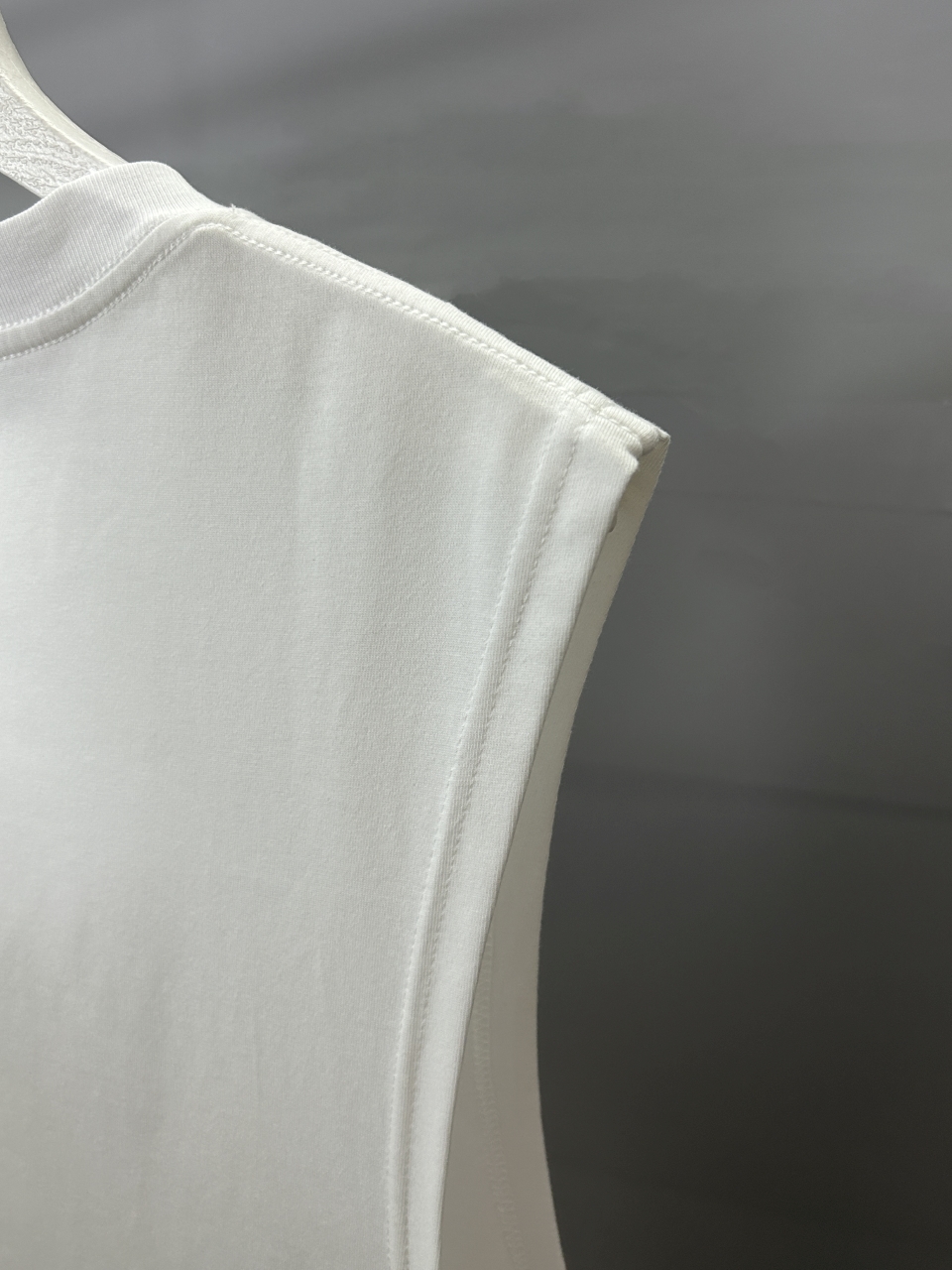 P90
BALENCIAGA巴黎世家 2025春夏经典圆领无袖背心采用280克双纱精棉，衣服偏厚使整体高透气和柔软性，高版本，三标齐全！男女同款
颜色：白色 黑色

-尺码：S  M  L  XL