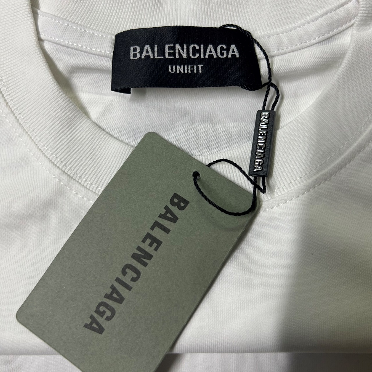 P90
BALENCIAGA巴黎世家 2025春夏经典圆领无袖背心采用280克双纱精棉，衣服偏厚使整体高透气和柔软性，高版本，三标齐全！男女同款
颜色：白色 黑色

-尺码：S  M  L  XL