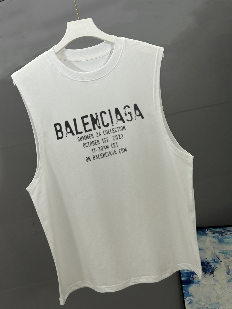 P90
BALENCIAGA巴黎世家 2025春夏经典圆领无袖背心采用280克双纱精棉，衣服偏厚使整体高透气和柔软性，高版本，三标齐全！男女同款
颜色：白色 黑色

-尺码：S  M  L  XL