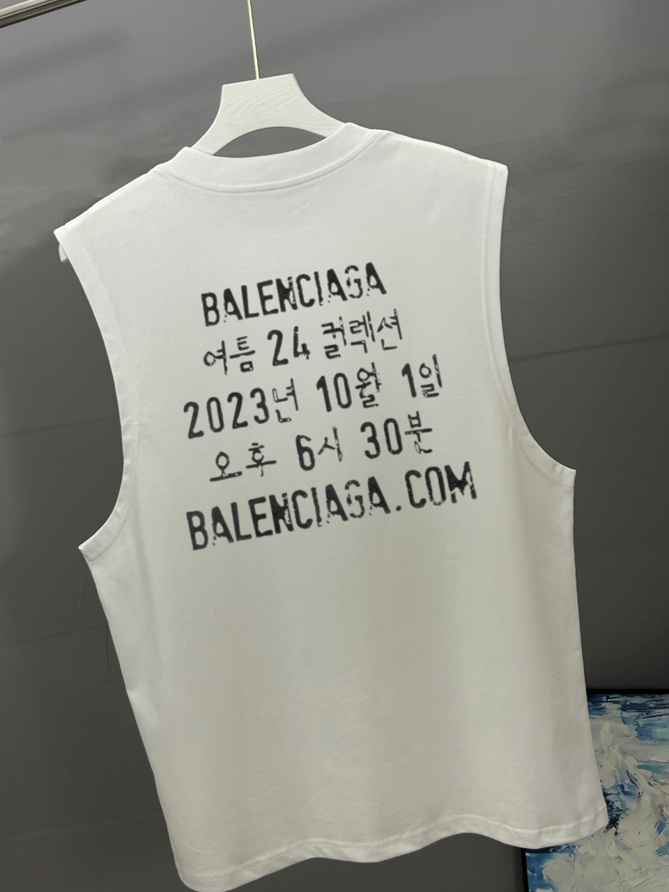 P90
BALENCIAGA巴黎世家 2025春夏经典圆领无袖背心采用280克双纱精棉，衣服偏厚使整体高透气和柔软性，高版本，三标齐全！男女同款
颜色：白色 黑色

-尺码：S  M  L  XL