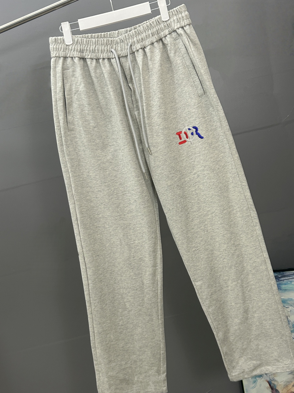 DIOR迪奥 刺绣款 2025秋冬新款松紧带直筒长裤 上身版型超赞 独家厚款定制面料休闲裤颜色:黑灰 灰