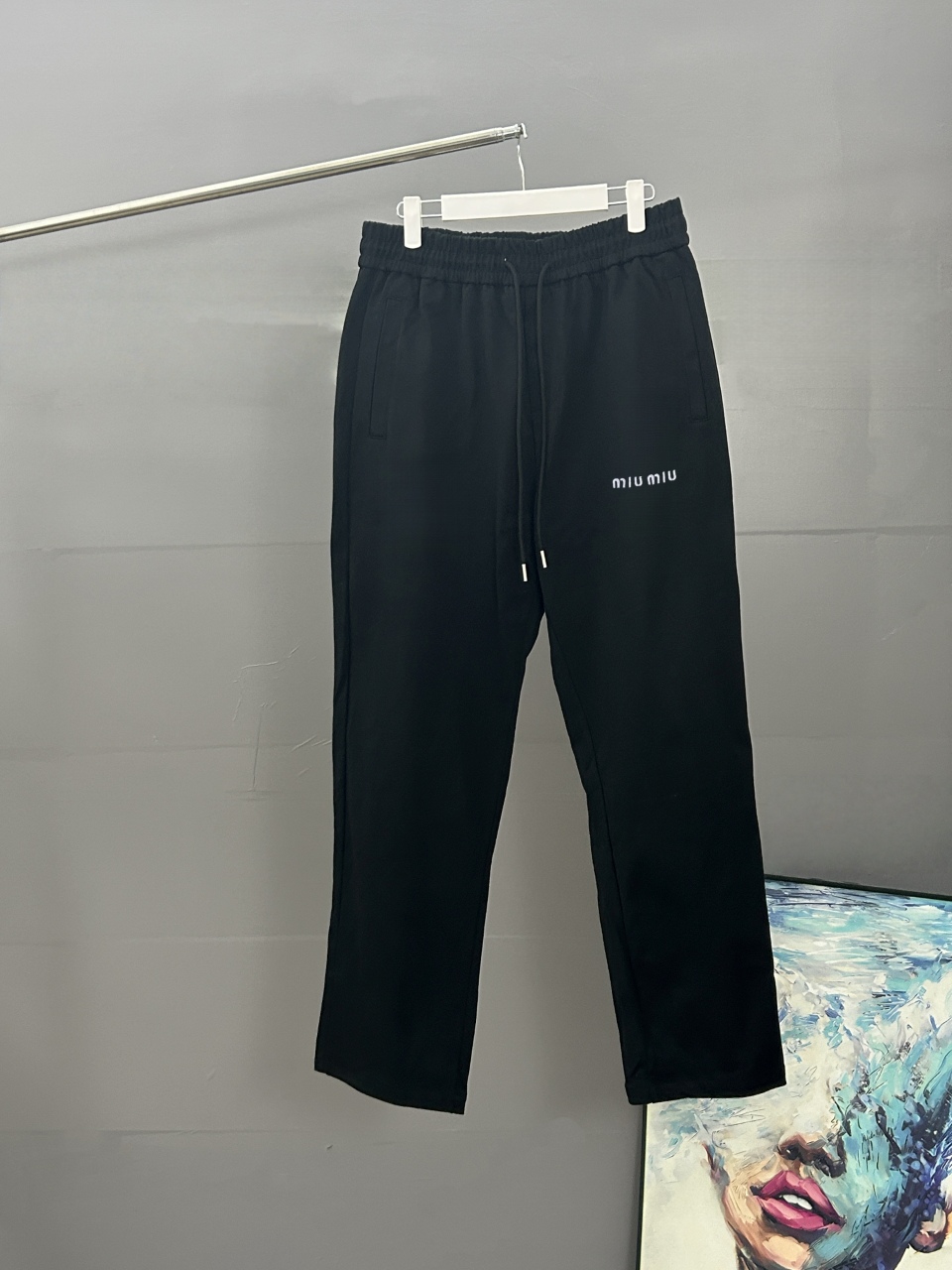 MiuMiu 2025 刺绣款 2025秋冬新款松紧带直筒长裤 上身版型超赞 独家厚款定制面料休闲裤颜色