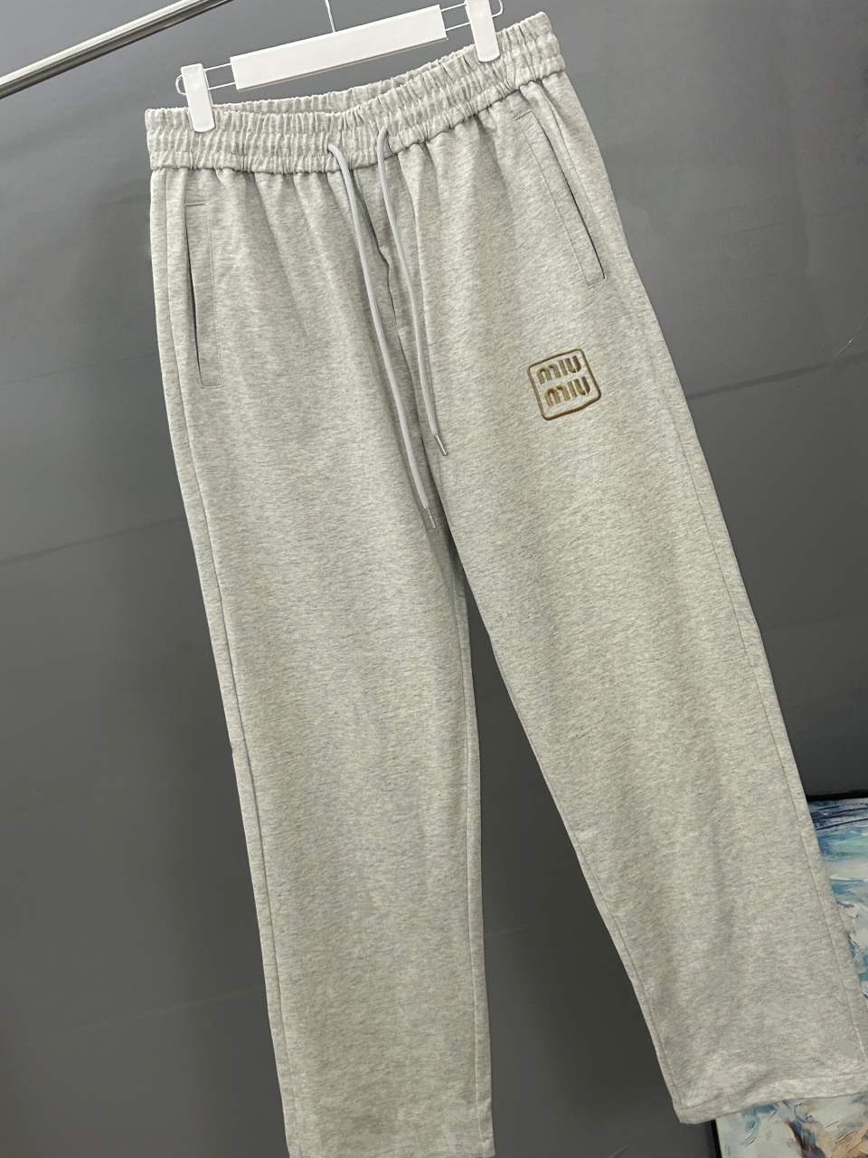 MiuMiu 2025 刺绣款 2025秋冬新款松紧带直筒长裤 上身版型超赞 独家厚款定制面料休闲裤颜色
