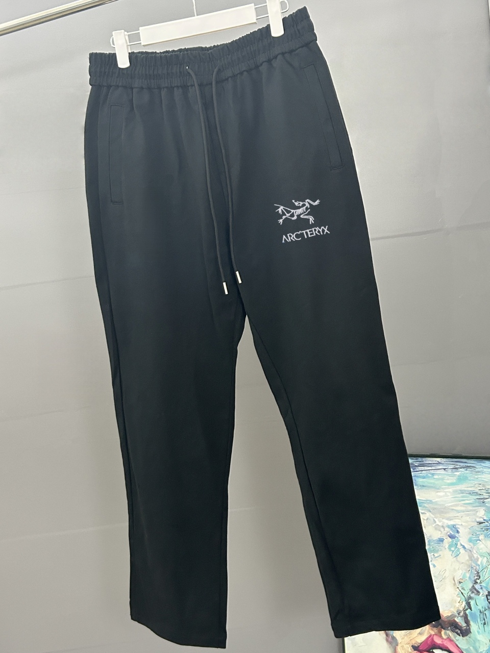 ARC`TERYX始祖鸟 刺绣款 2025秋冬新款松紧带直筒长裤 上身版型超赞 独家厚款定制面料休闲裤颜