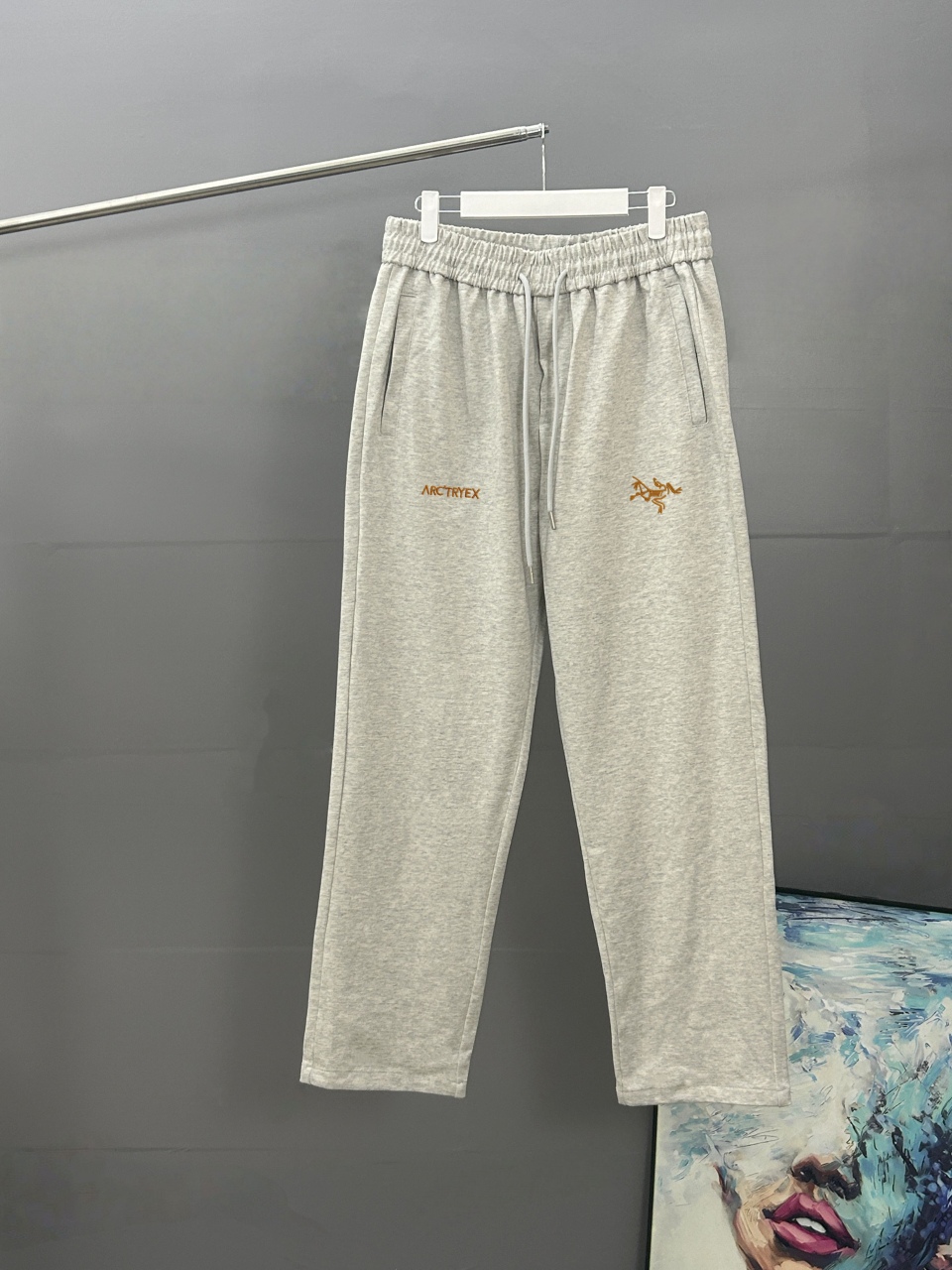 ARC`TERYX始祖鸟 刺绣款 2025秋冬新款松紧带直筒长裤 上身版型超赞 独家厚款定制面料休闲裤颜