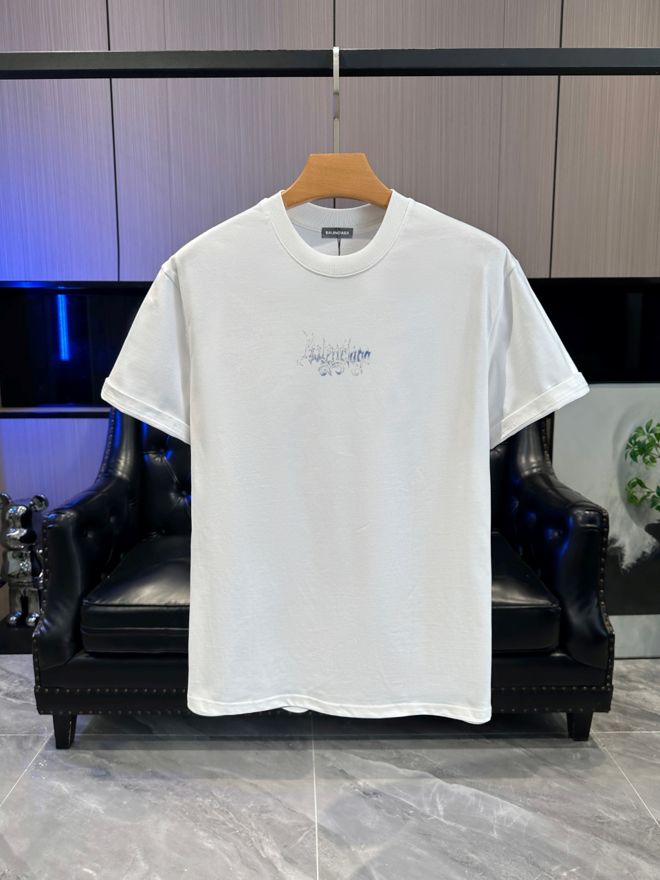 La camiseta de manga corta con cuello redondo y estampado clásico de primavera y verano P70 BALENCIAGA 2026 está confec…