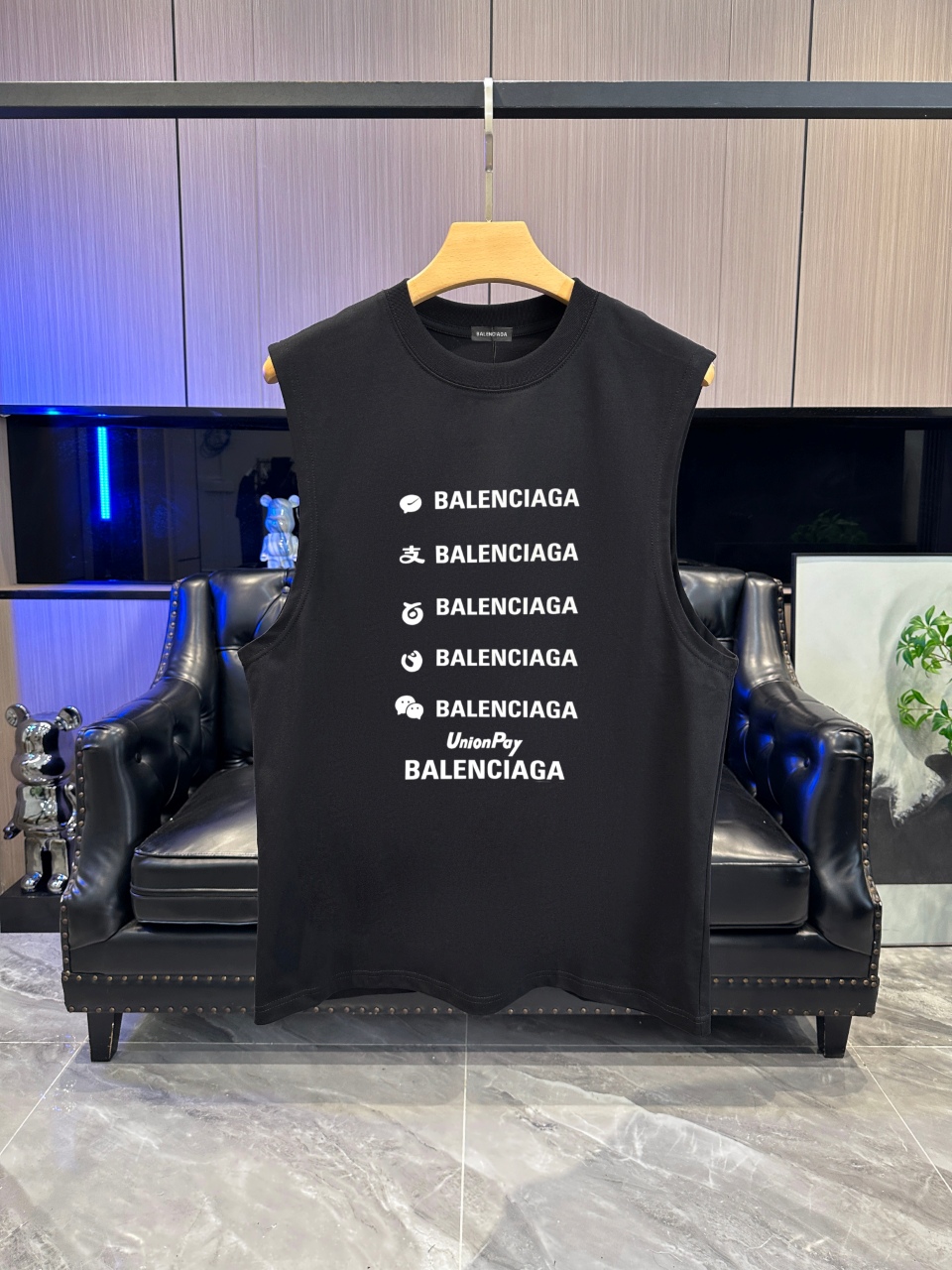 El chaleco sin mangas clásico con cuello redondo P65 BALENCIAGA 2026 de primavera y verano está confeccionado con 280 g…