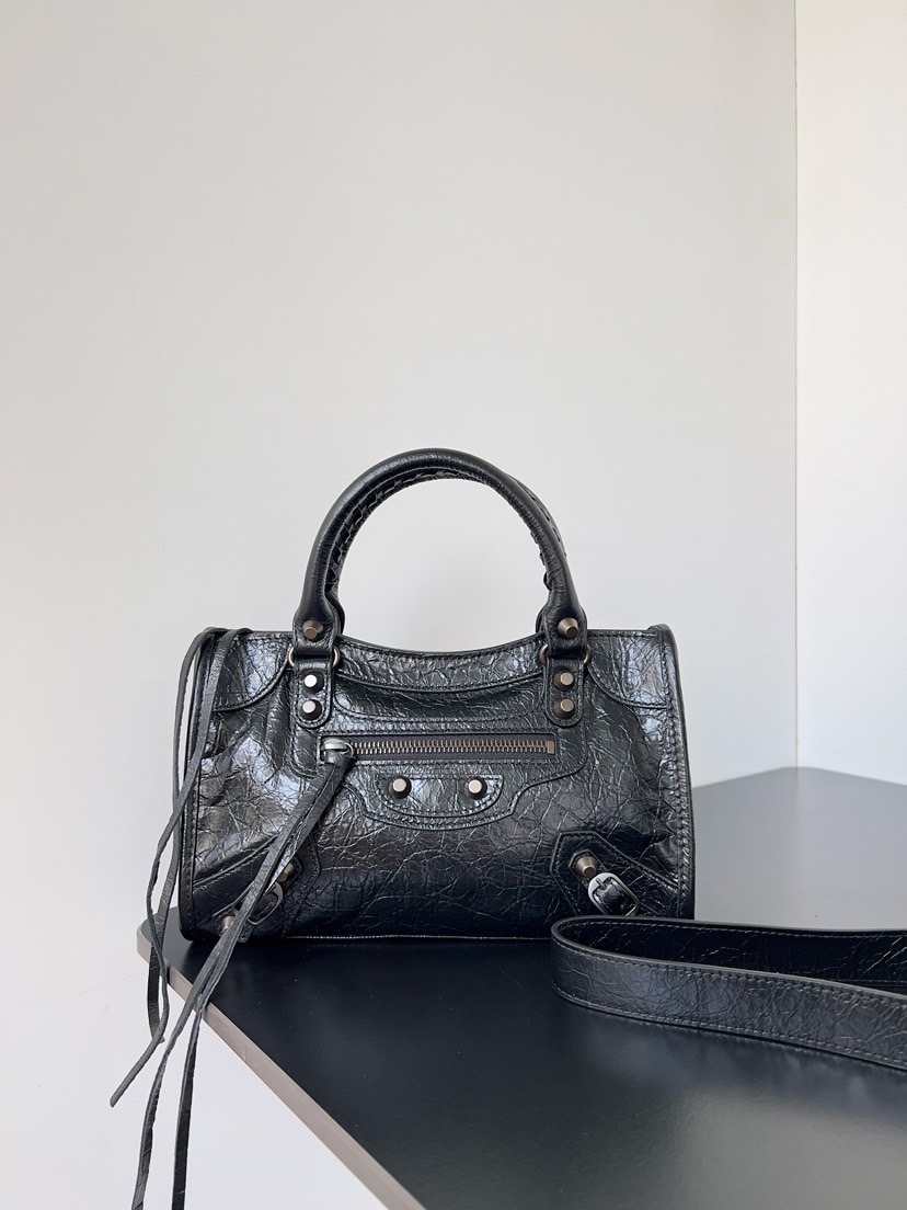 NO:770461,The most iconic handbag Le City series is back with a strong reinterpretation of the classic and classic series. The slight difference is that the mirror and card holder are cancelled, and the design of the shoulder strap is more suitable for cross-body wear. The changes in small details make the whole body more light. The newly added macaron color series is particularly suitable for spring and summer. The uninhibited and handsome style collides with the sweet color series. The fashion sense is at your fingertips. Style number 806395 black nails. Dimensions length 23.8 x height 16 x  Width 6.3 cm, Balenciaga, balenciaga19860909最具标志性手袋Le City系列该系列强势回归 重新演绎经典和经典系列稍有不同的是取消了镜子和卡包,肩带的设计也更加适合斜挎～小细节的变动让整体更显轻盈新增的马卡龙色系格外适合春夏不羁帅气的造型碰撞甜美色系 时尚感触手可得 款号806395黑钉 尺寸长23.8 x 高16 x 宽6.3厘米,巴黎世家,balenciaga,Bag